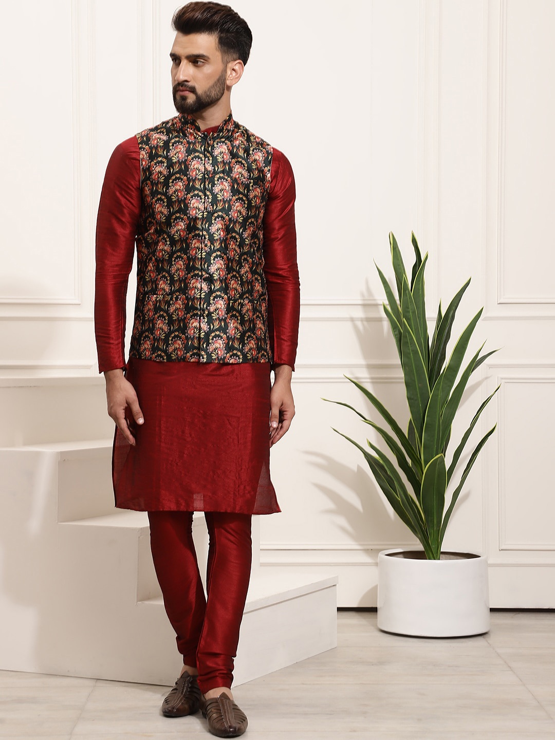 

SOJANYA Band Collar Straight Kurta with Churidar & Nehru jacket, Maroon