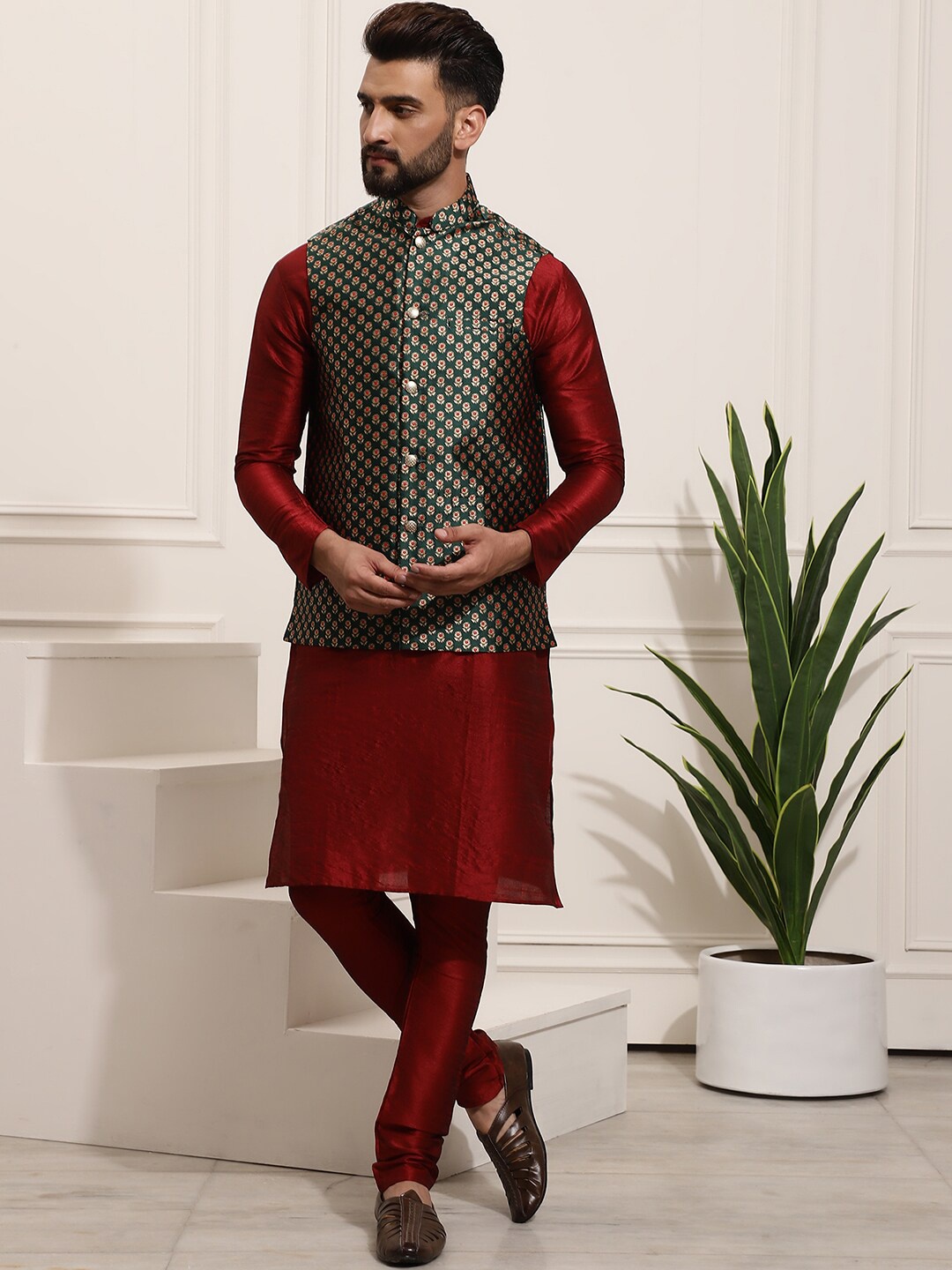 

SOJANYA Band Collar Straight Kurta with Churidar & Nehru jacket, Maroon