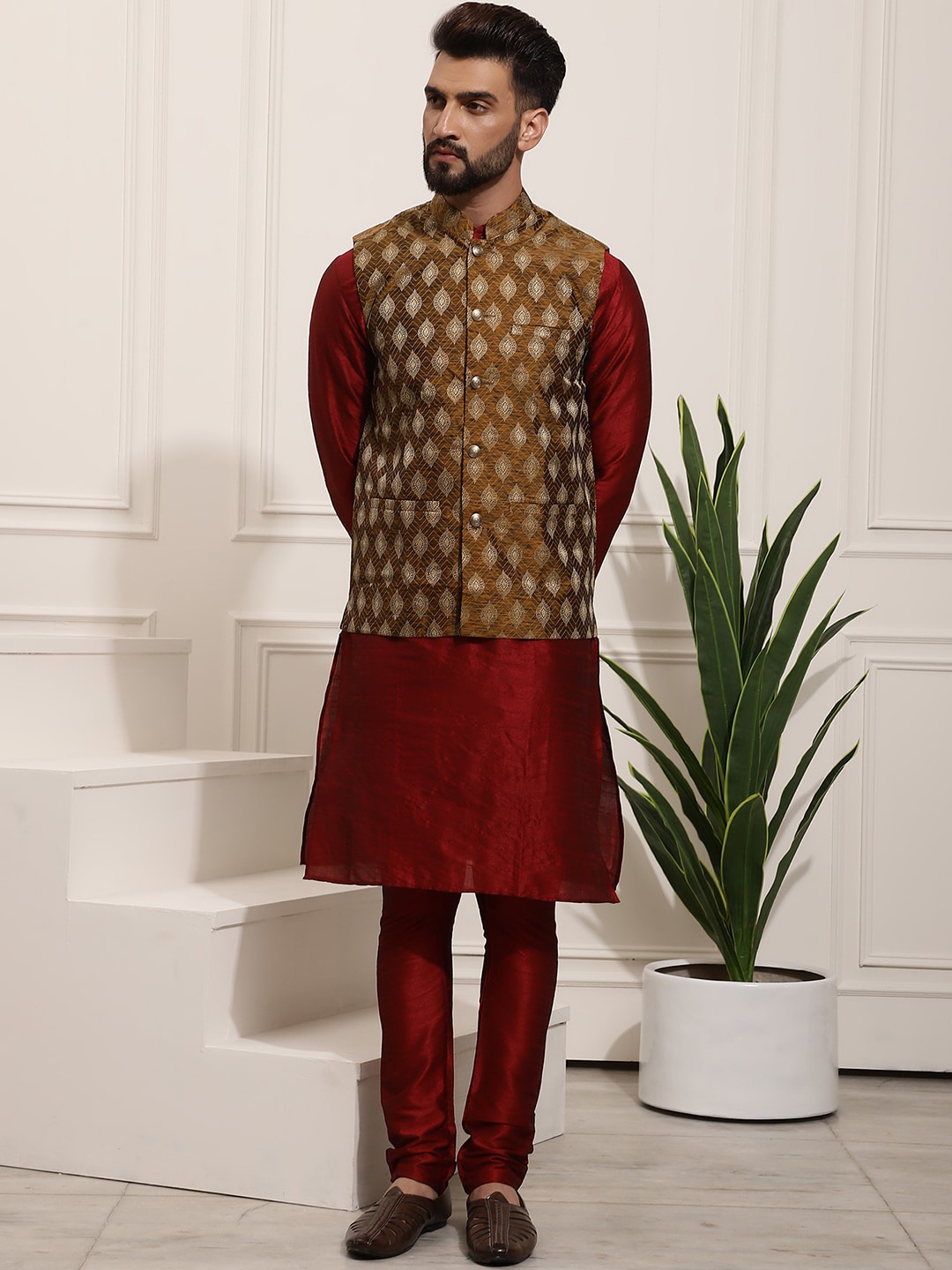 

SOJANYA Mandarin Collar Regular Kurta & Churidar With Nehru Jacket, Maroon