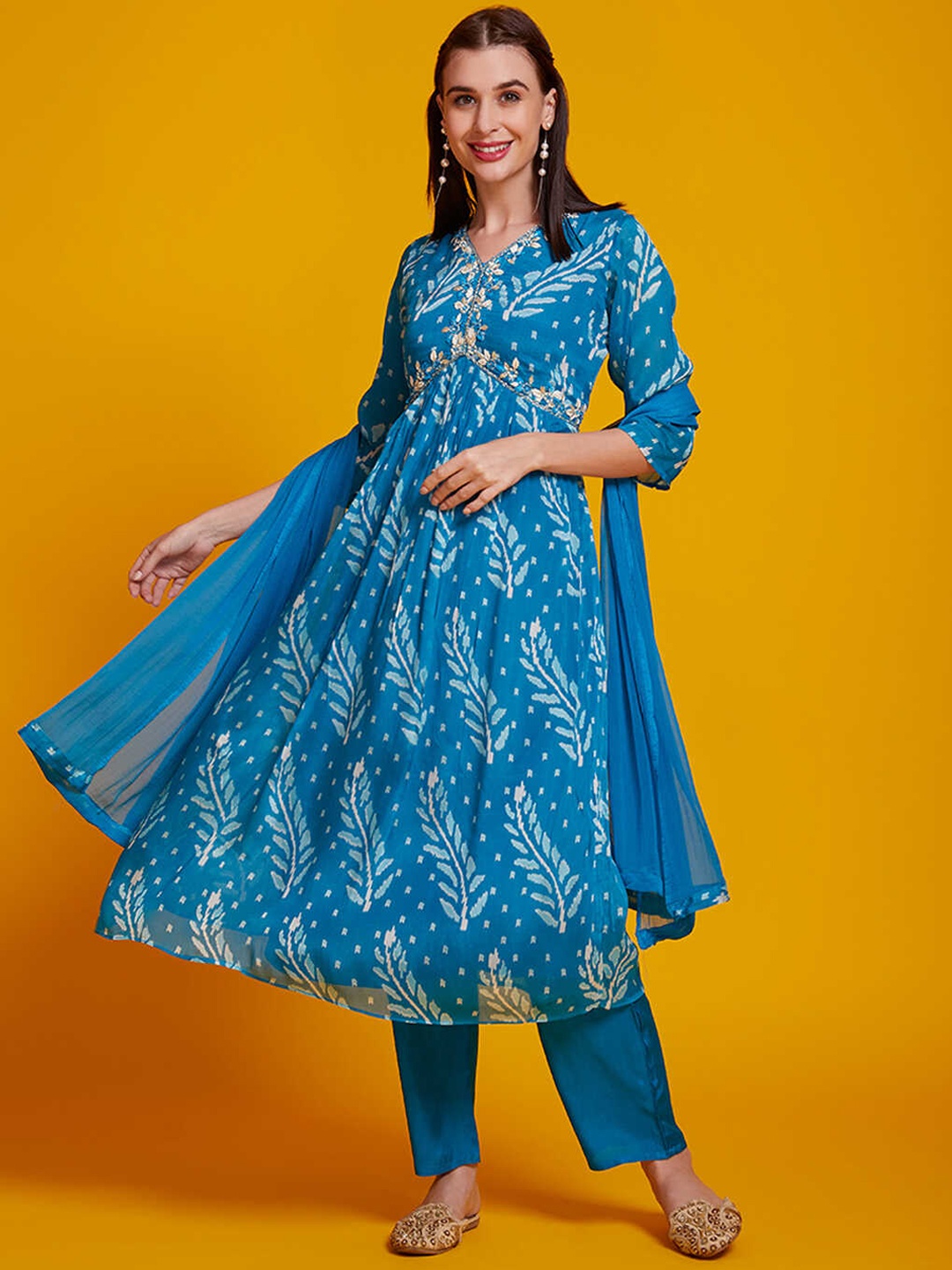 

Ittarr Floral Printed Empire Thread Work Kurta With Trousers & Dupatta, Blue