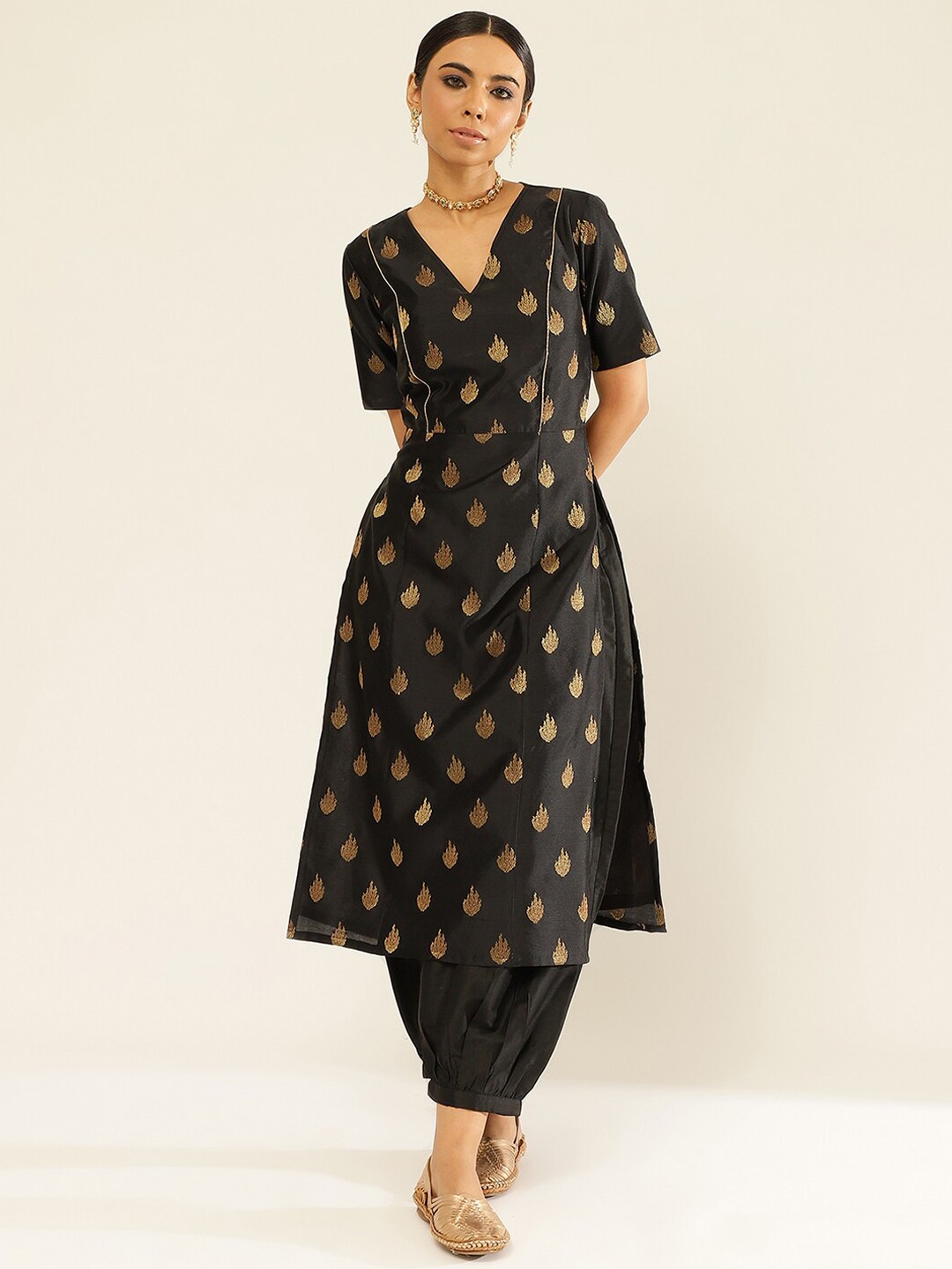 

Abhishti Ethnic Motifs Woven Design V-Neck Straight Kurta With Patiala, Black