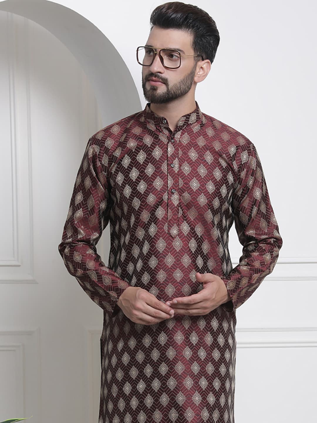 

SOJANYA Ethnic Motifs Woven Design Mandarin Collar Straight Kurta, Maroon