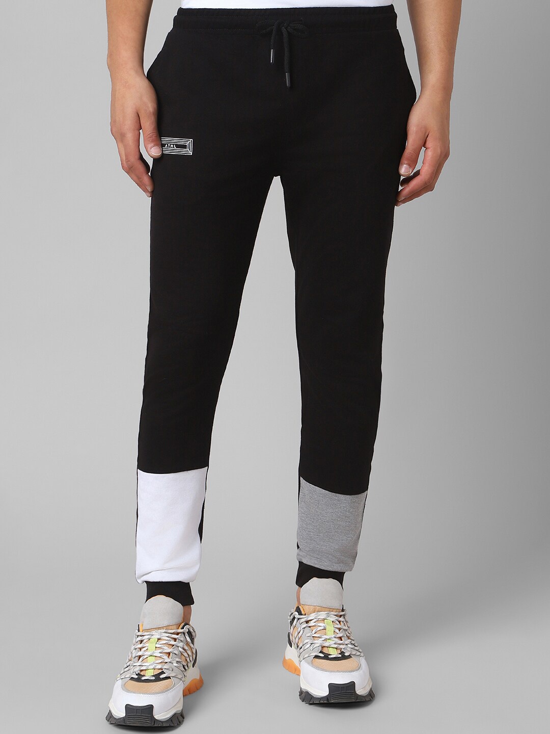 

People Men Black & Grey Colourblocked Mid Rise Joggers