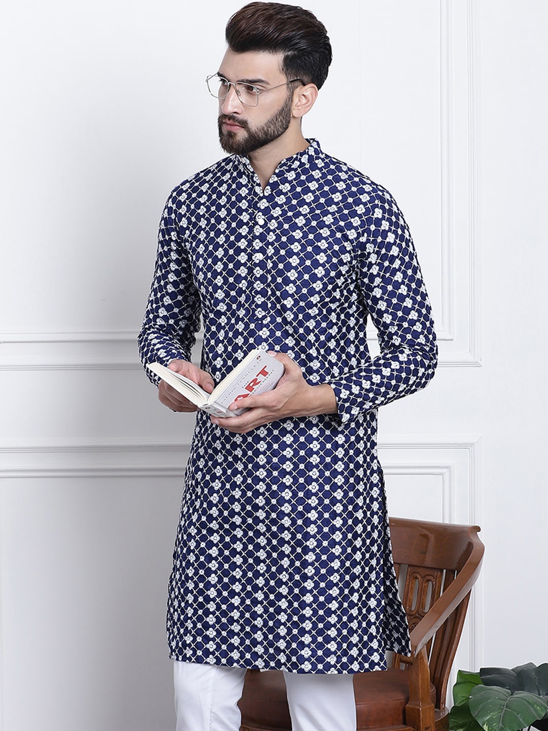 

SOJANYA Floral Embroidered Mandarin Collar Kurta, Navy blue