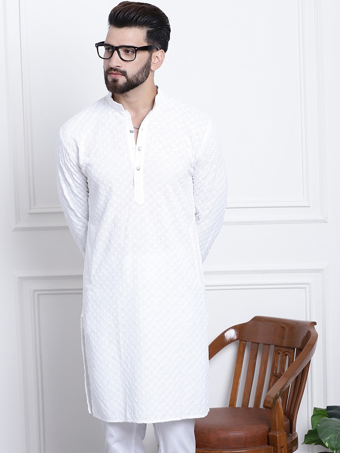 

SOJANYA Floral Embroidered Mandarin Collar Pure Cotton Kurta, White