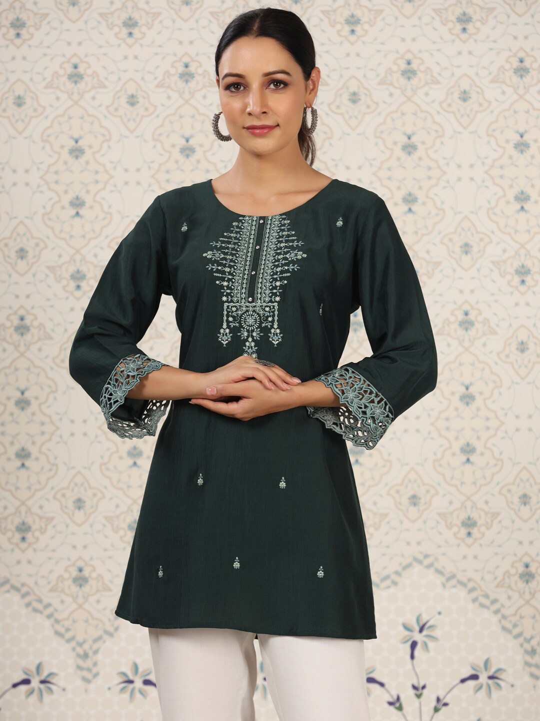 

Ode by House of Pataudi Green Floral Embroidered Kurta