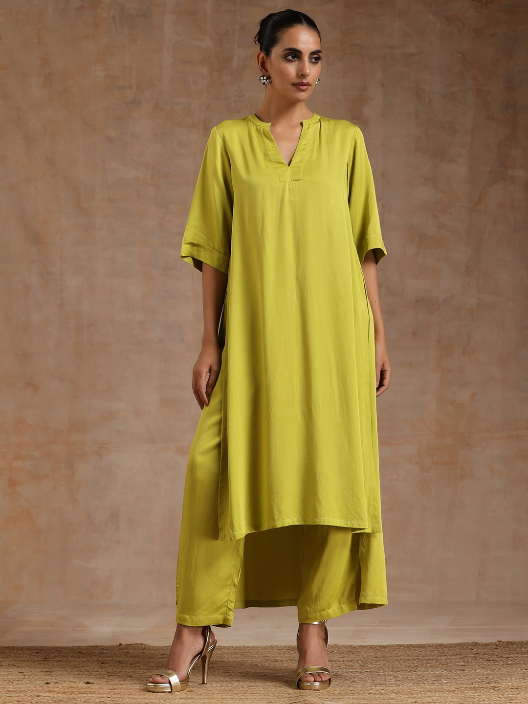 

trueBrowns Mandarin Collar Kurta with Trousers, Lime green