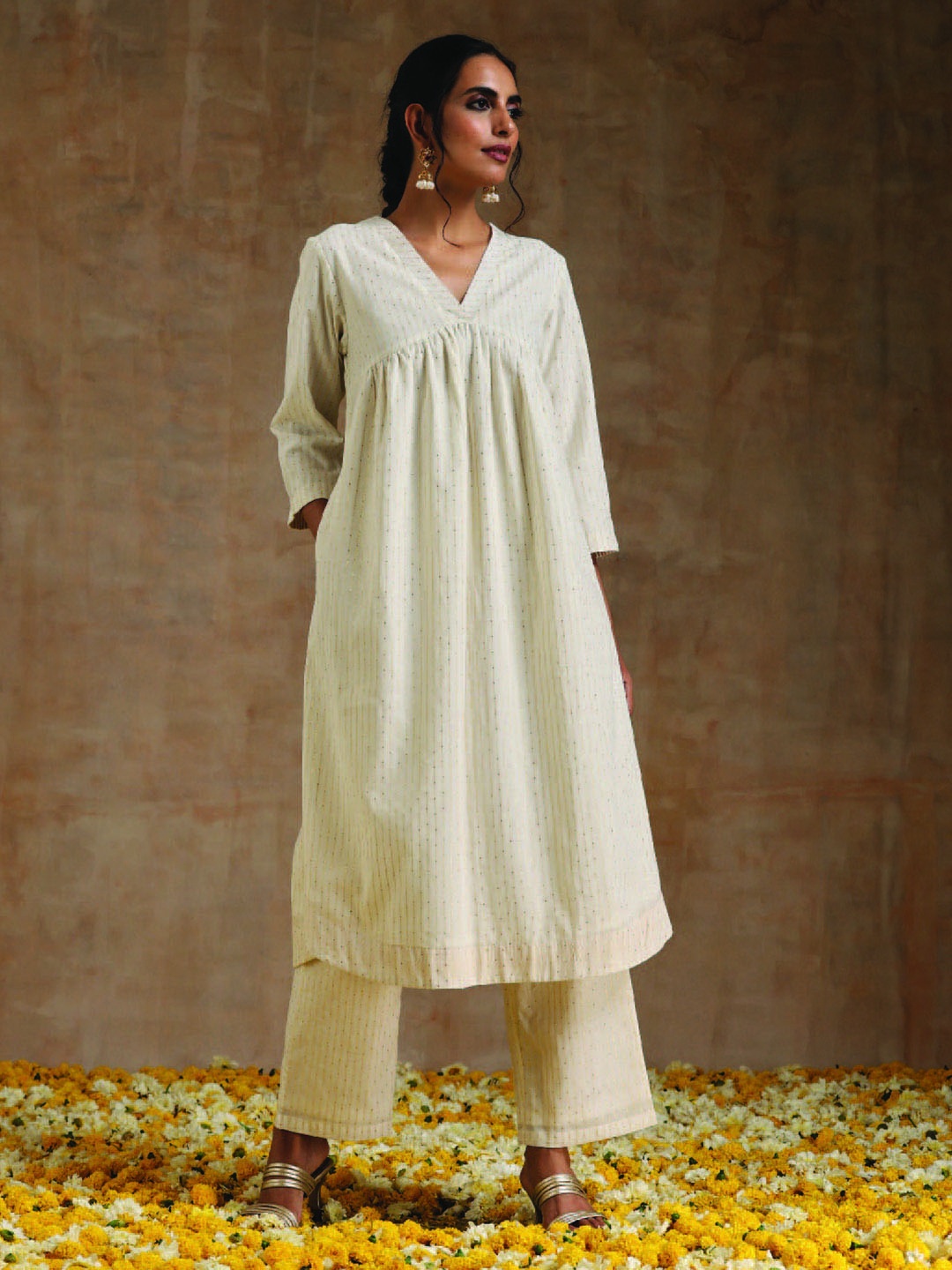 

trueBrowns Striped Empire Thread Work Pure Cotton Kurta with Trousers, Off white
