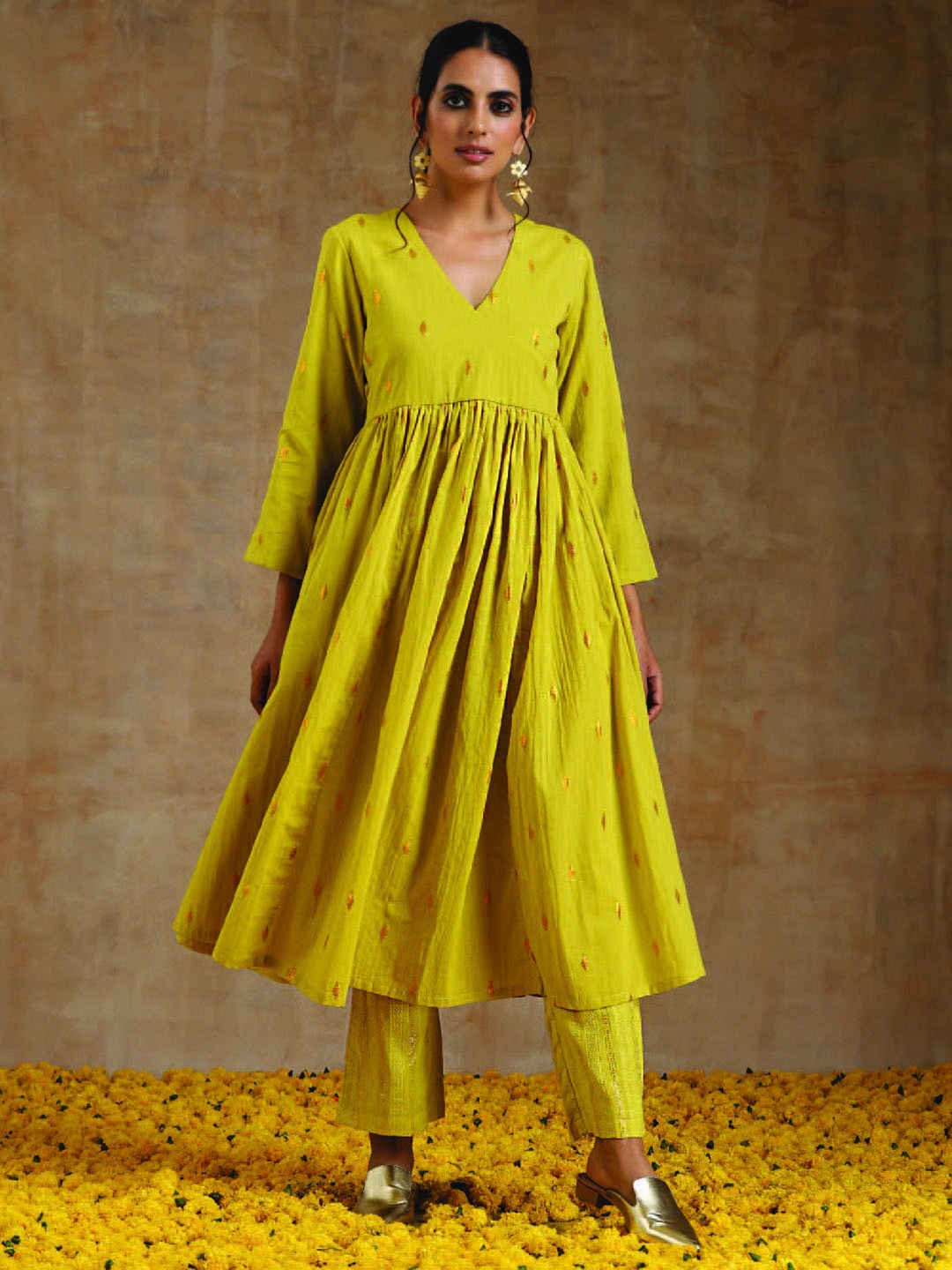 

trueBrowns Woven Design Anarkali Pure Cotton Kurta With Trousers, Lime green