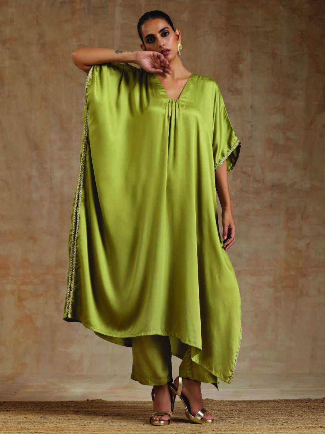 

trueBrowns V-Neck Flared Sleeves Kaftan Kurta with Trousers, Green