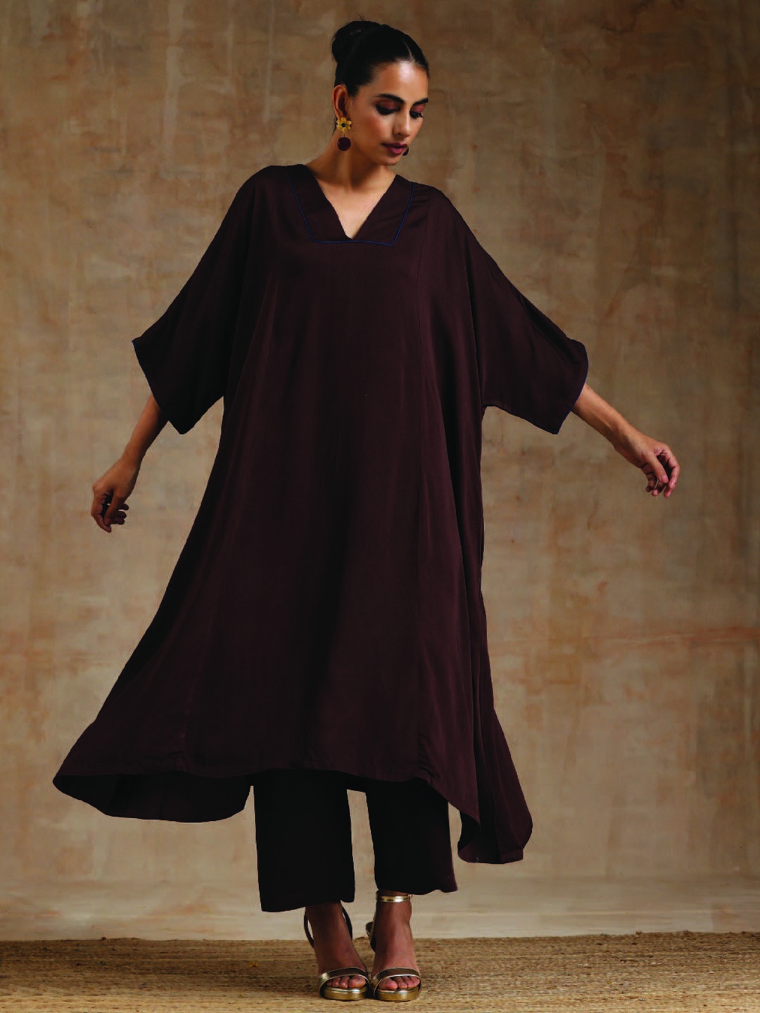 

trueBrowns V-Neck Flared Sleeves Kaftan Kurta with Trousers, Brown