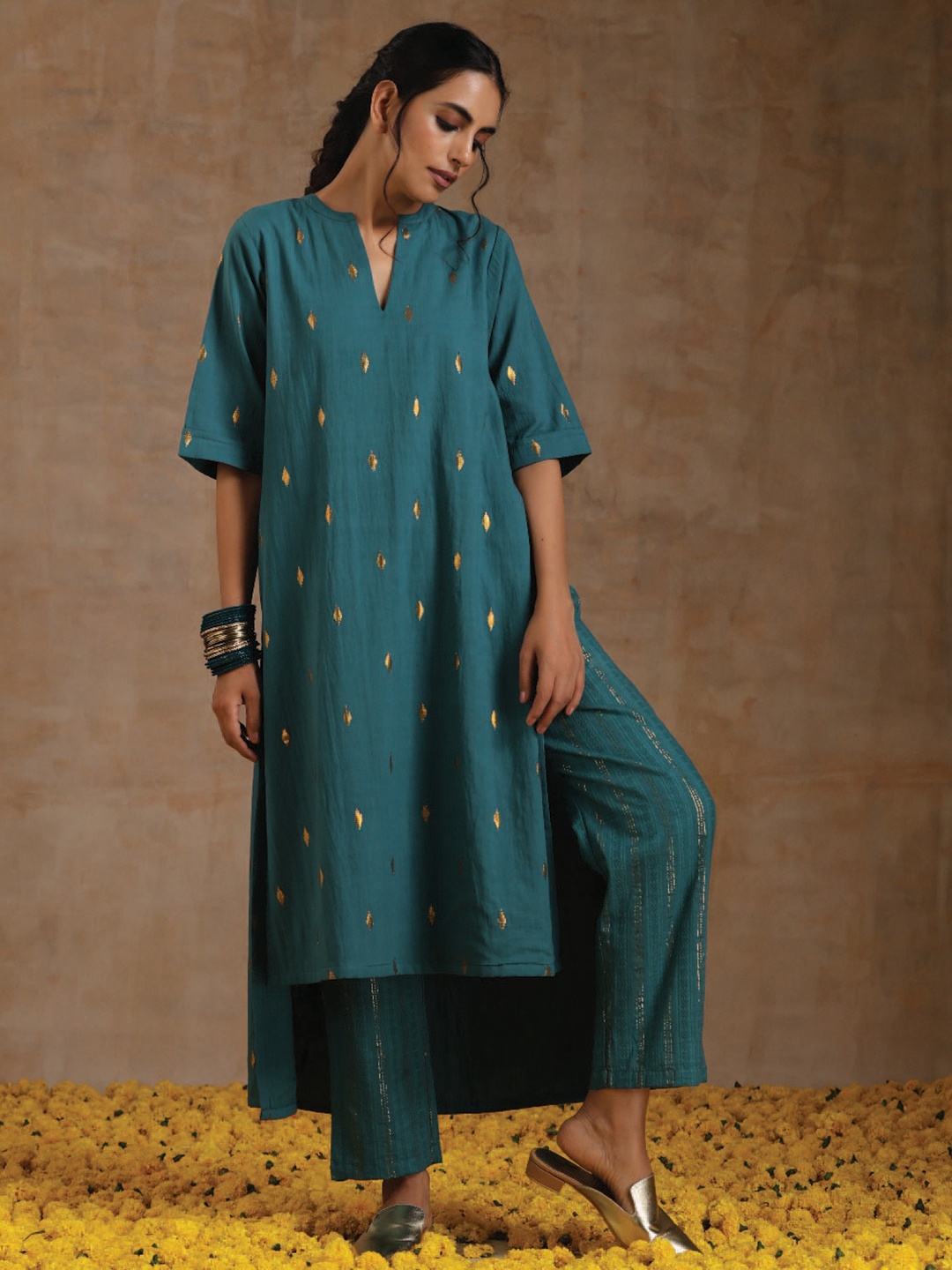 

trueBrowns Woven Design Mandarin Collar A-line Pure Cotton Kurta With Trousers, Teal