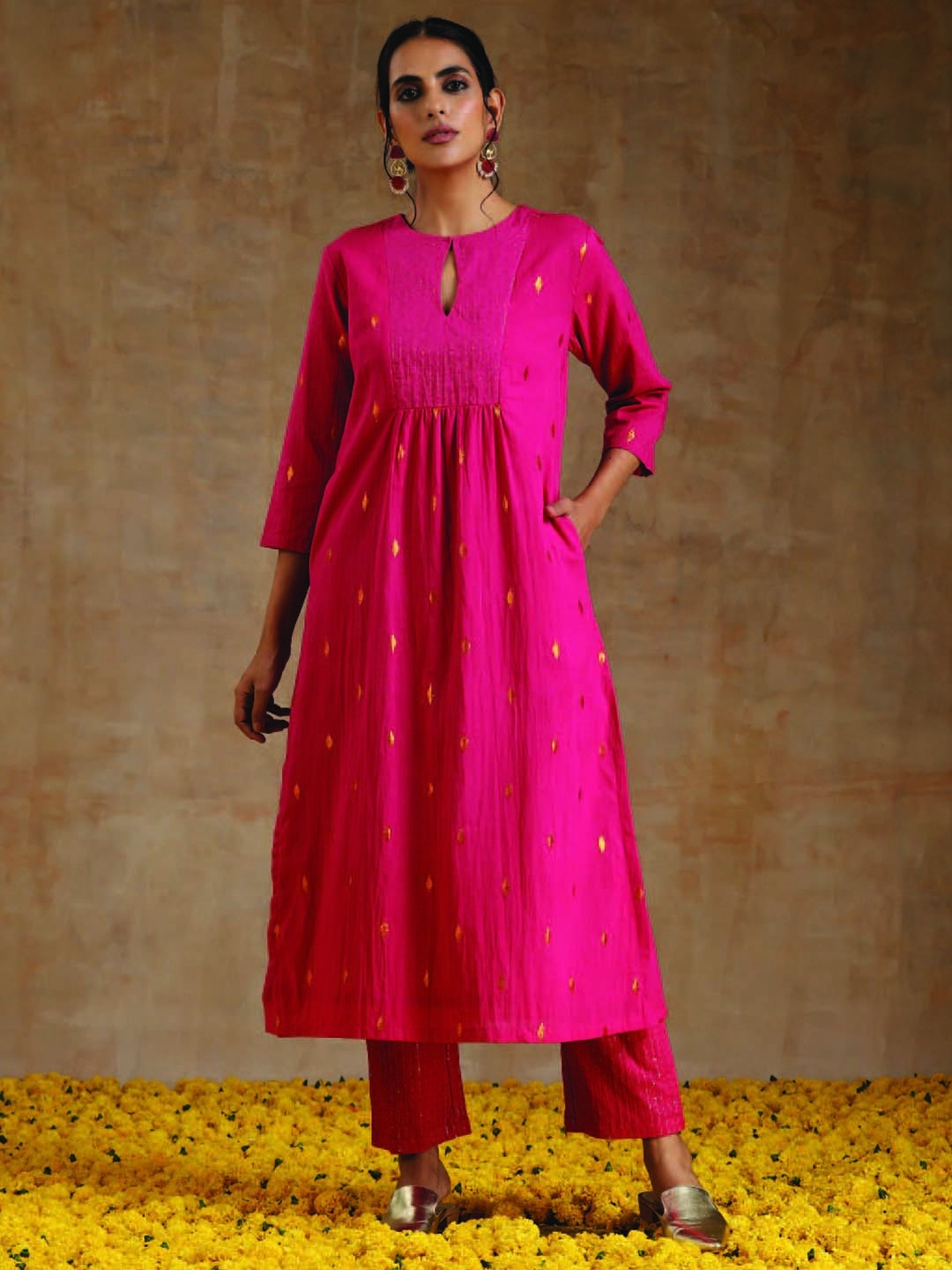

trueBrowns Woven Design Zari Regular Pure Cotton Kurta With Trousers, Pink