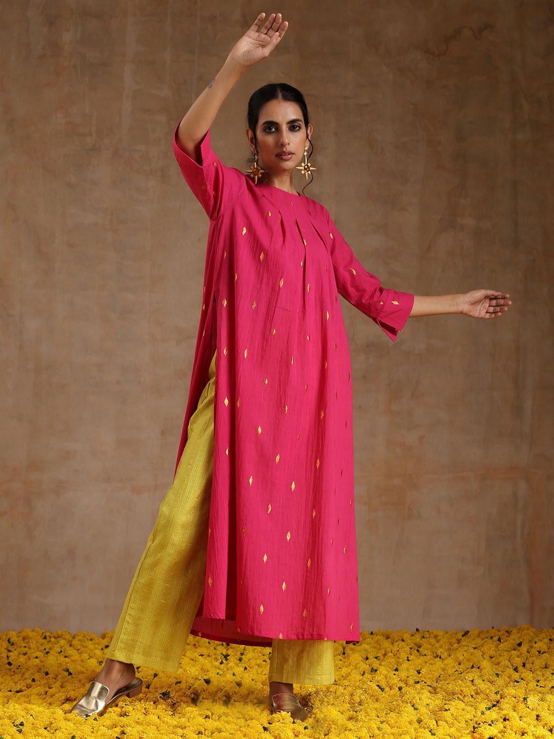 

trueBrowns Embroidered Regular Pure Cotton Kurta with Trousers, Pink