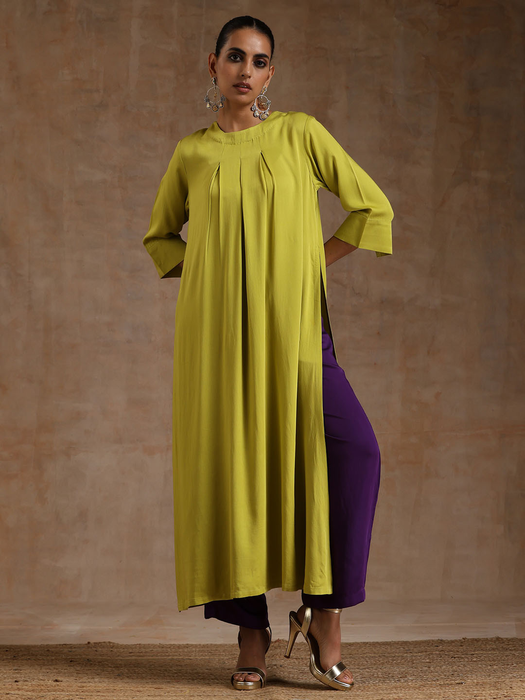 

trueBrowns Round Neck Straight Pleated Kurta With Trousers, Lime green