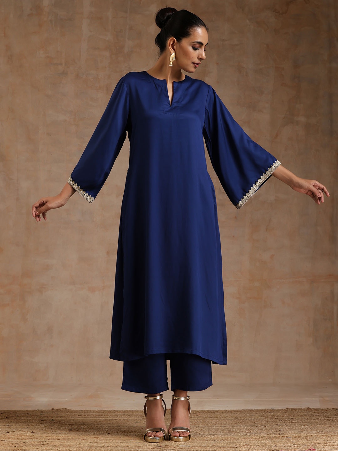 

trueBrowns Notched Neck Flared Sleeves Regular Kurta With Palazzos, Navy blue