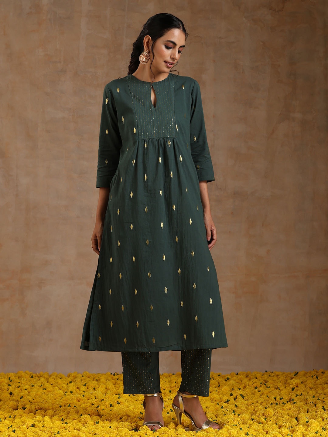 

trueBrowns Woven Design Zari Regular Pure Cotton Kurta With Trousers, Green
