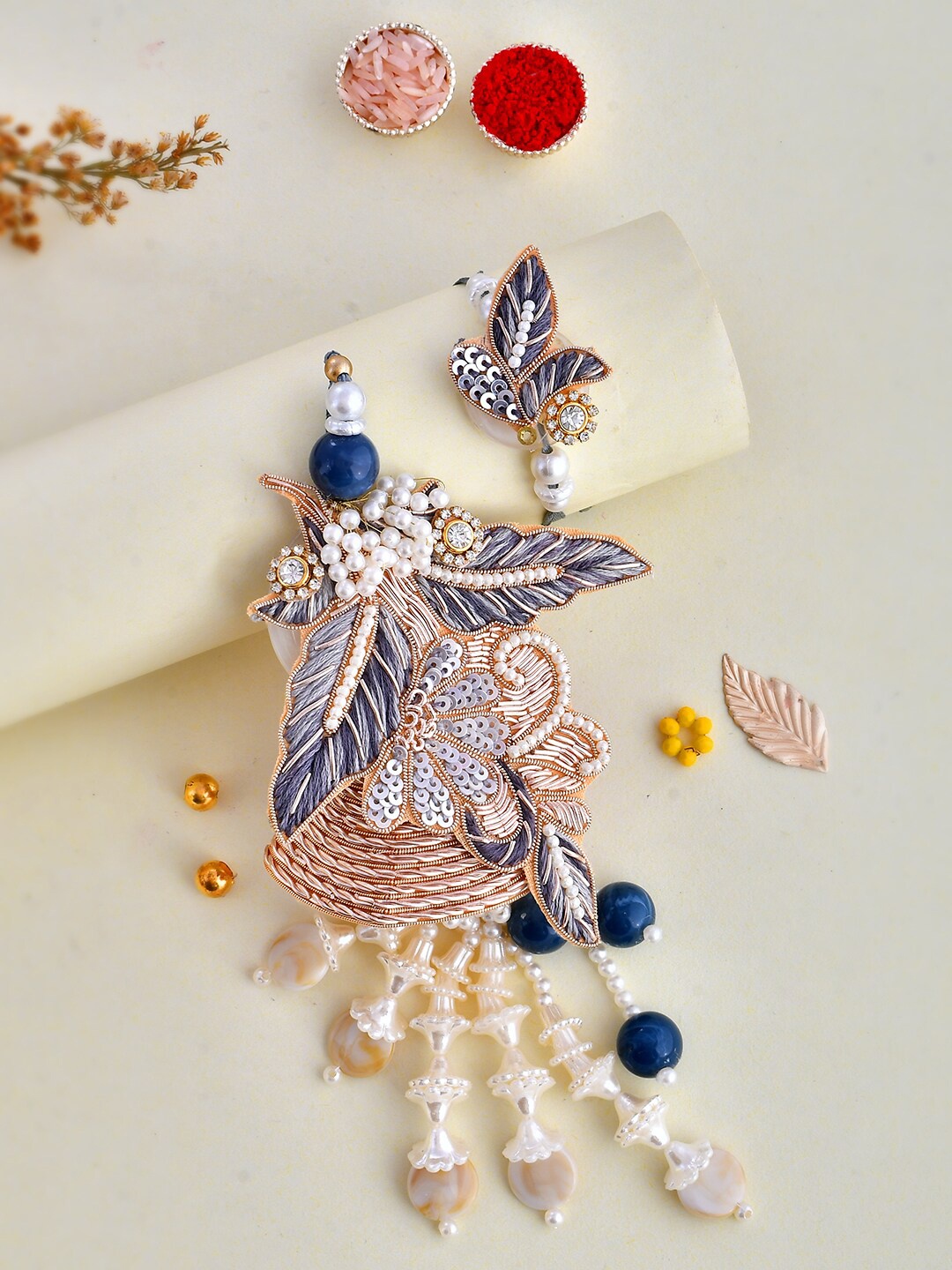 

Aapno Rajasthan Navy Blue & White Floral Embellished Bhaiya Bhabhi Rakhi Gift Set
