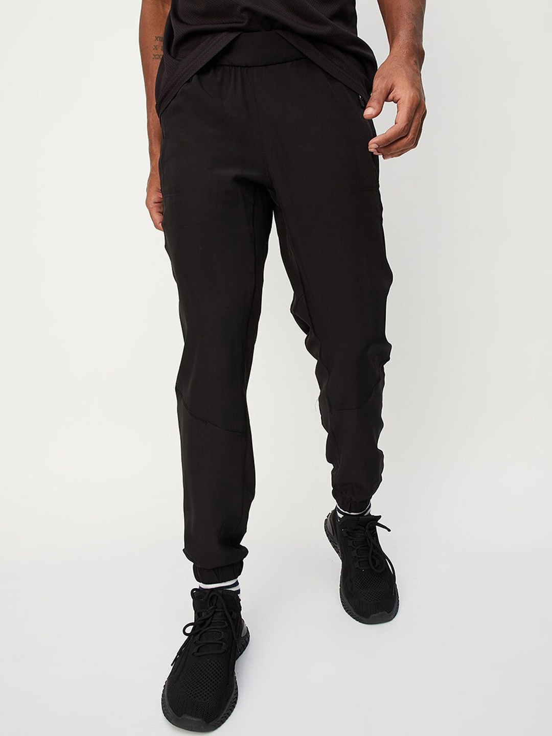 

max Men Mid-Rise Joggers, Black