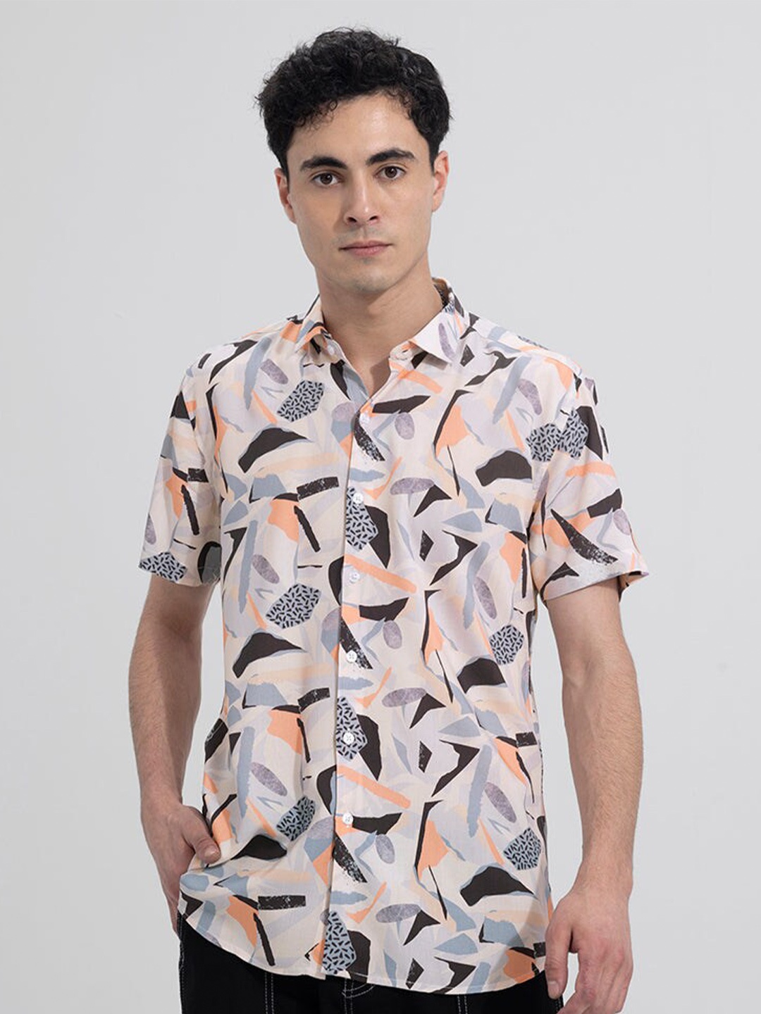 

Snitch Off White & Black Classic Abstract Printed Slim Fit Casual Shirt