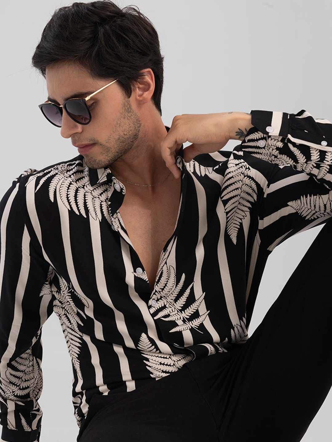 

Snitch Black Classic Slim Fit Floral Printed Casual Shirt