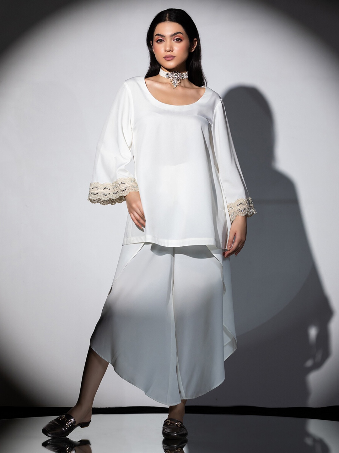 

Swtantra Embroidered Top & Cropped Dhoti Pants, White