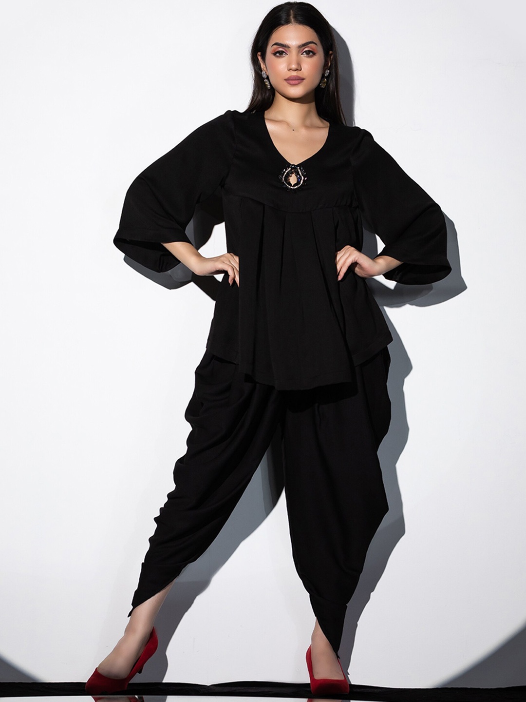 

Swtantra Keyhole Neck Top With Dhoti Pants, Black