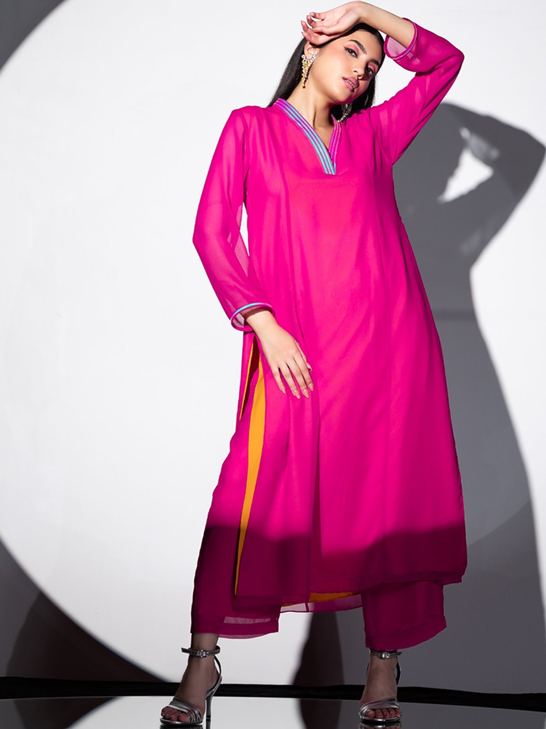 

Swtantra Surprise With contrast Inner lining Kurta With Palazzos, Magenta