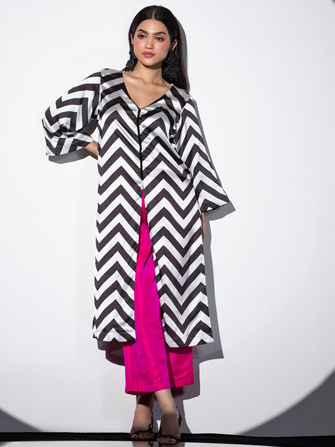 

Swtantra Chevron Printed High Slit Kurta With Palazzos, Black