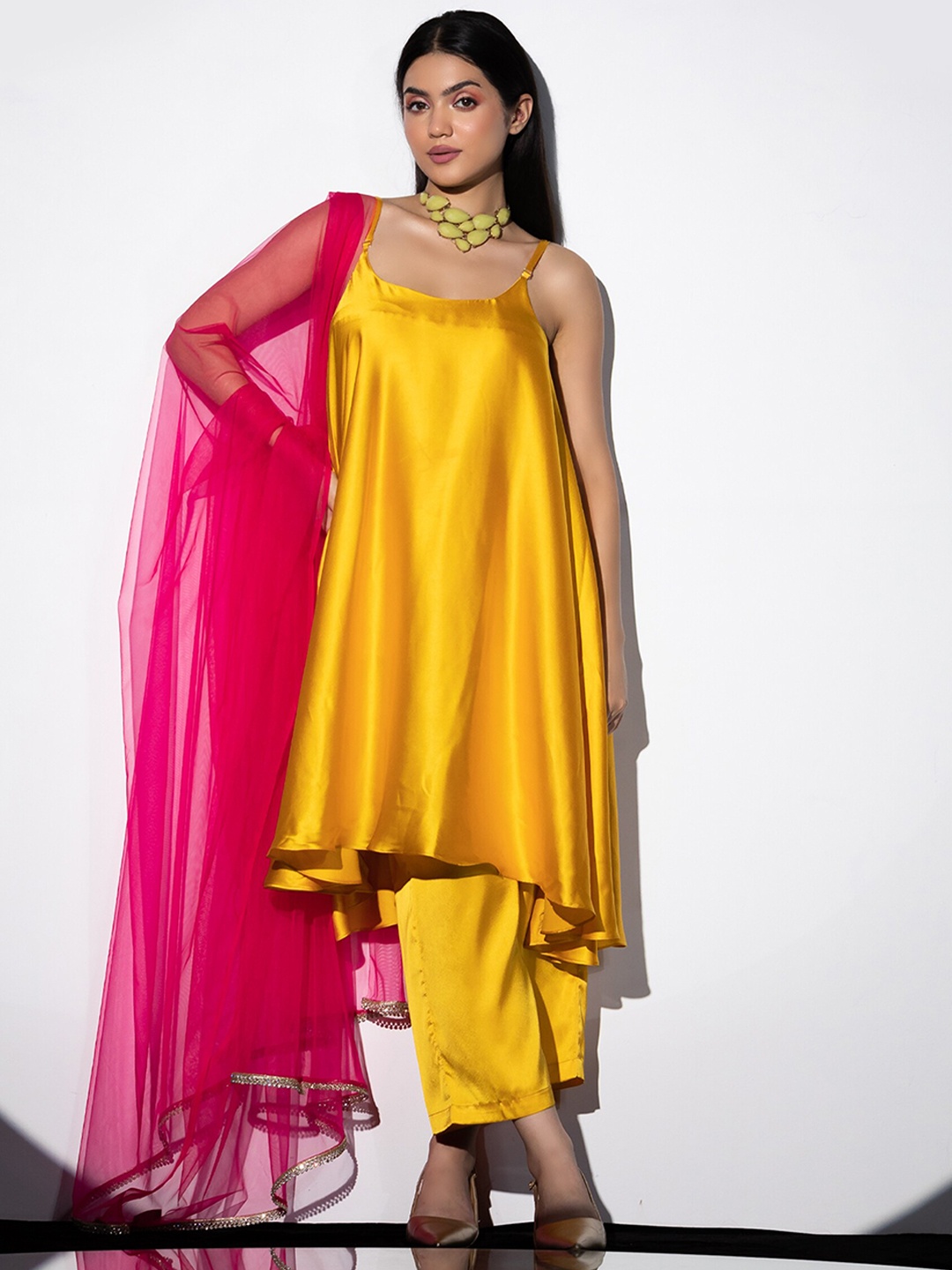 

Swtantra Shoulder Strap Kurta With Palazzo & Dupatta, Yellow