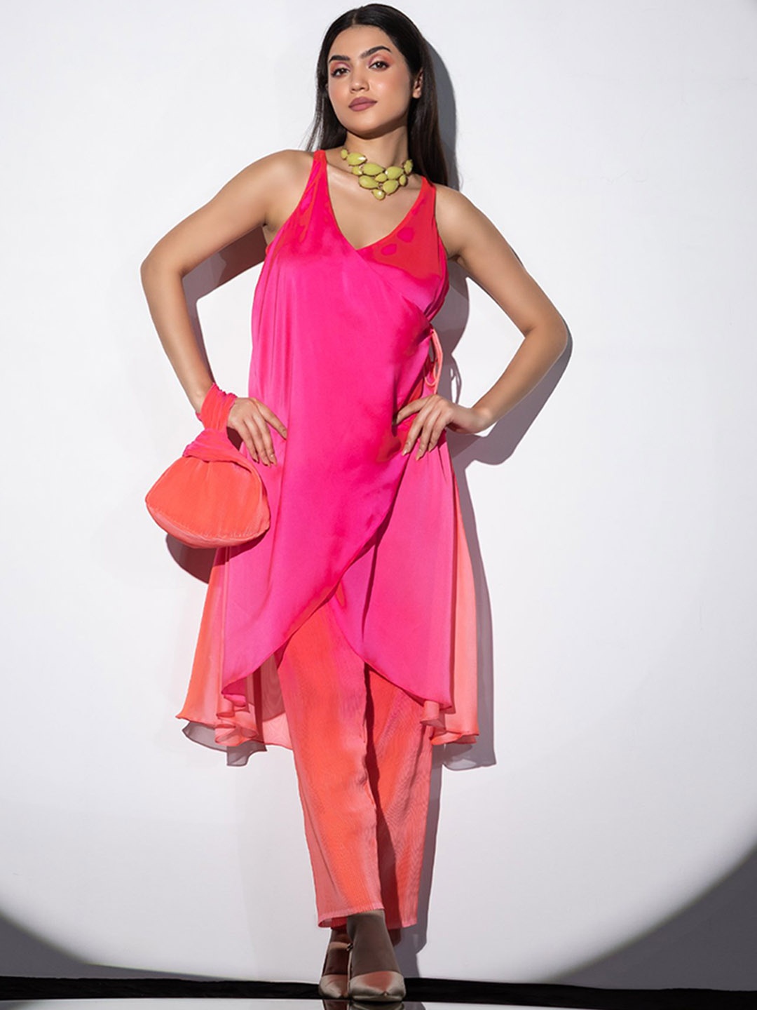 

Swtantra V-Neck Angrakha Kurta With Trousers, Pink