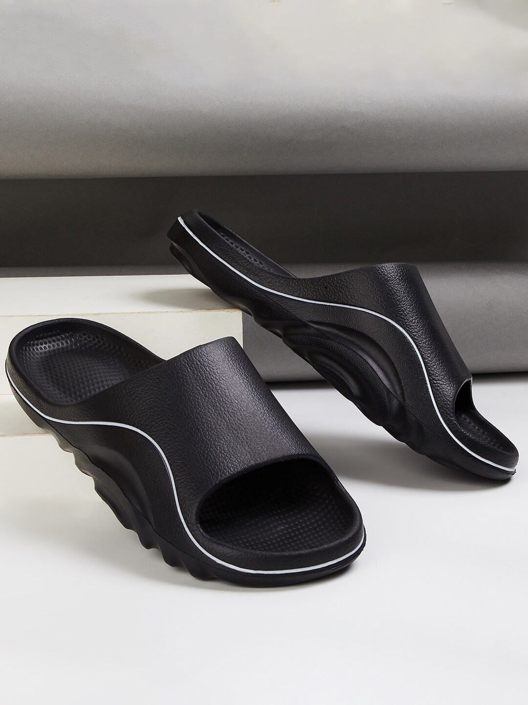 

Forca by Lifestyle Men Textured Rubber Sliders, Black