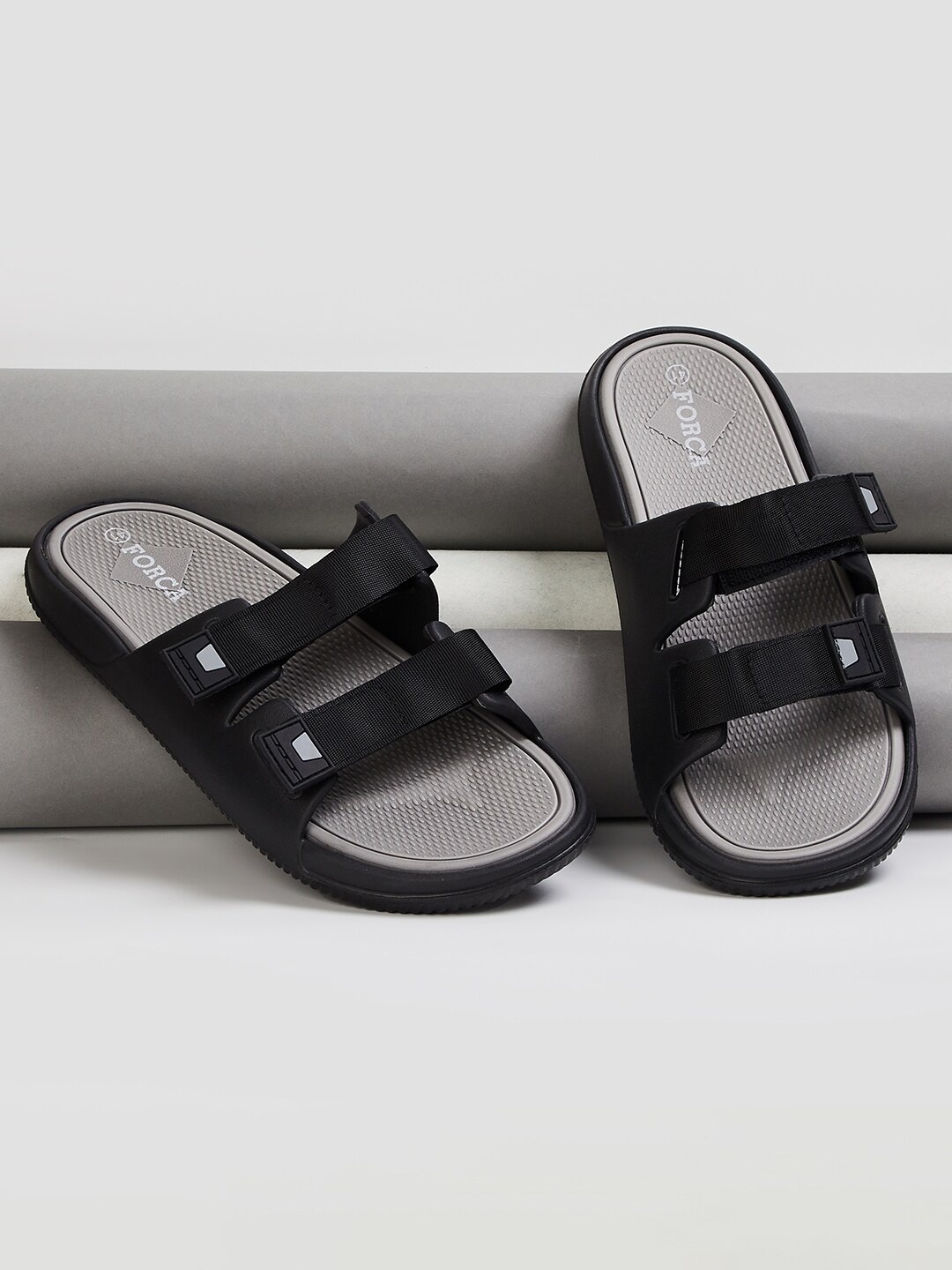 

Forca by Lifestyle Men Textured Sliders, Black