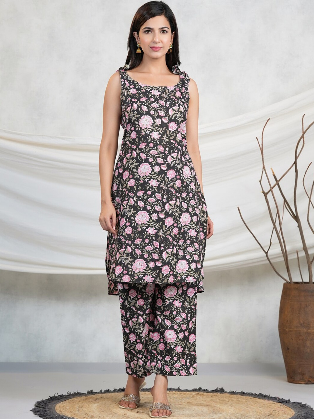 

Adveta Floral Printed Sleeveless Straight Kurta With Printed Palazzo, Black