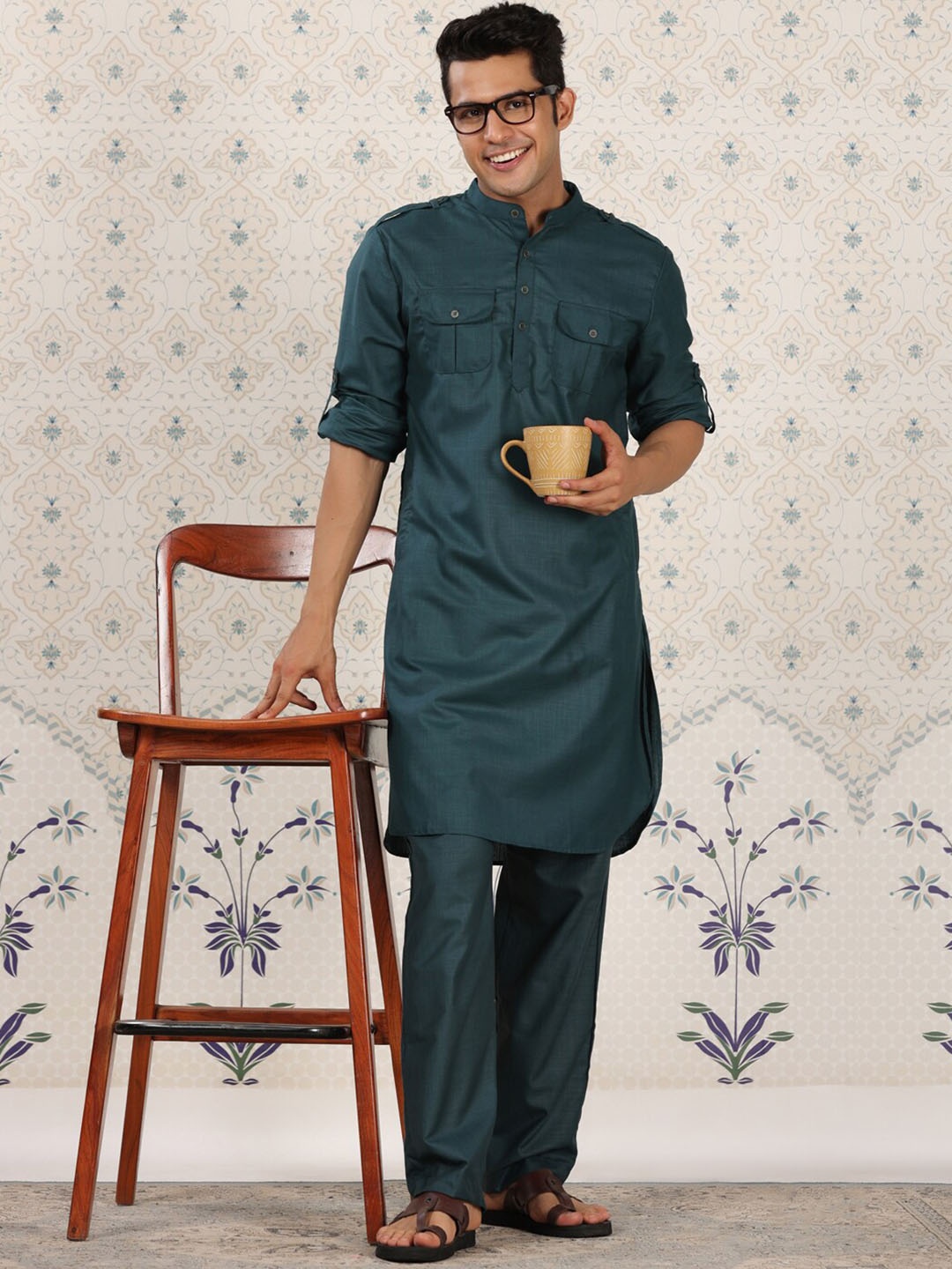 

Ode by House of Pataudi Mandarin Collar Roll Up Sleeves Pathani Kurta With Salwar, Green