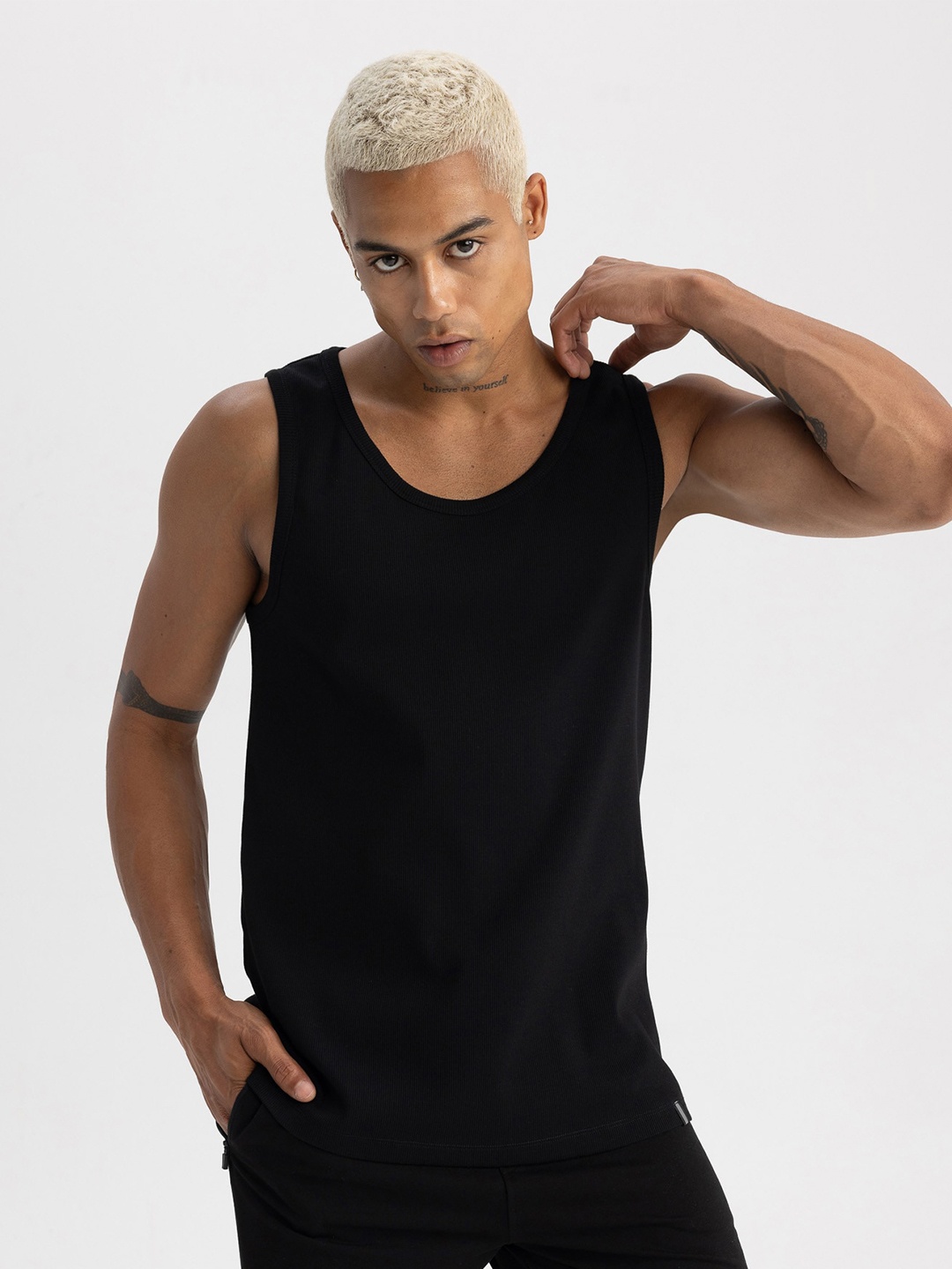 

DeFacto Round Neck Sleeveless T-shirt, Black