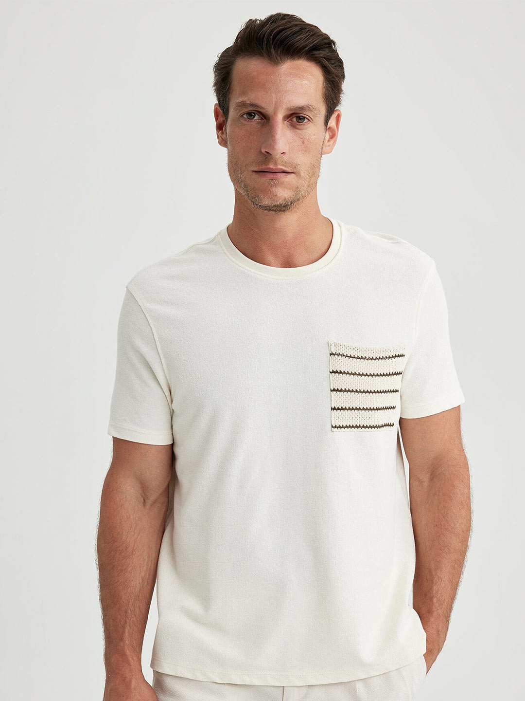 

DeFacto Round Neck Short Sleeve Pocket Detail T-shirt, Off white