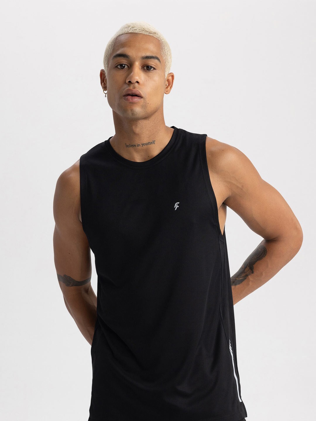 

DeFacto Round Neck Sleeveless T-shirt, Black