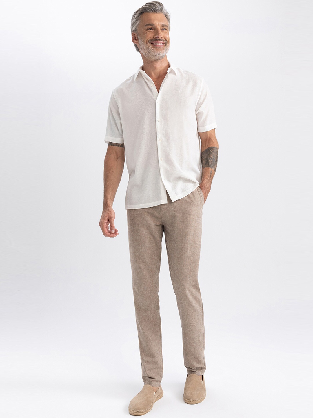 

DeFacto Men Mid-Rise Cotton Linen Trousers, Beige