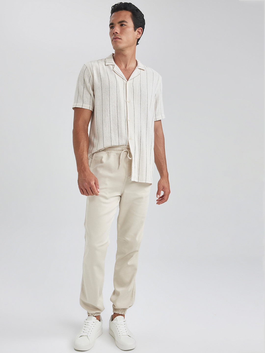 

DeFacto Men Mid-Rise Regular Fit Joggers, Beige
