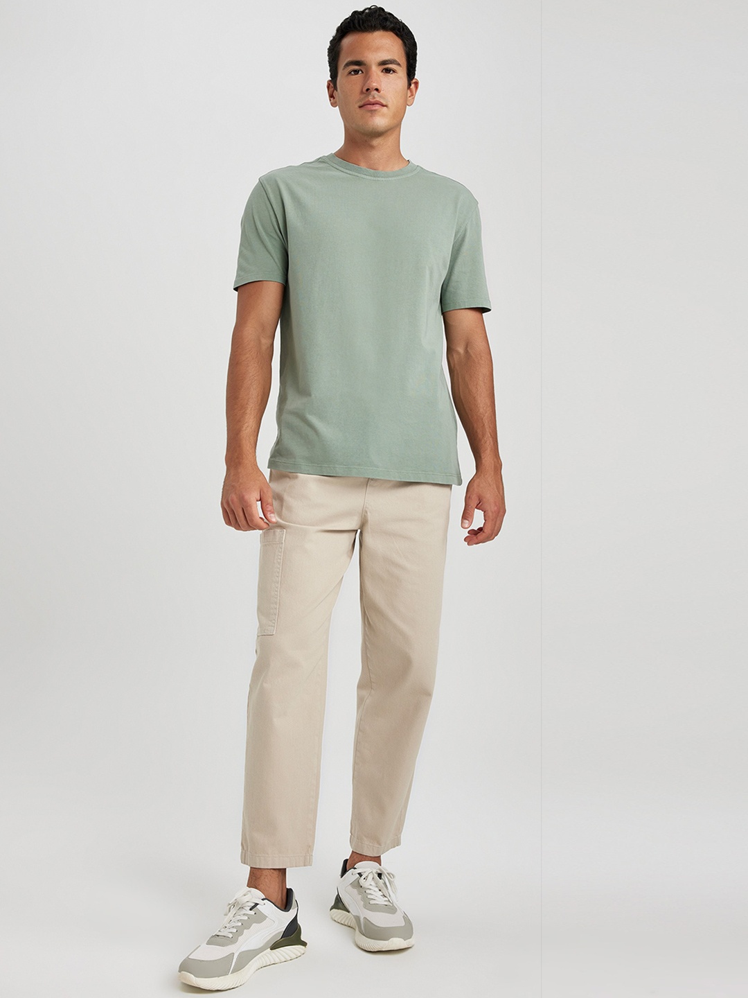 

DeFacto Men Mid Rise Plain Cotton Cargos, Beige
