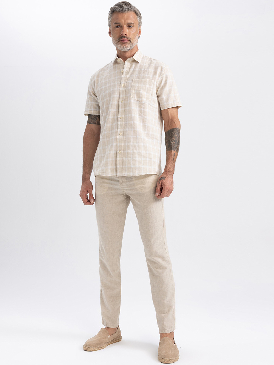 

DeFacto Men Mid Rise Plain Cotton Chinos, Cream