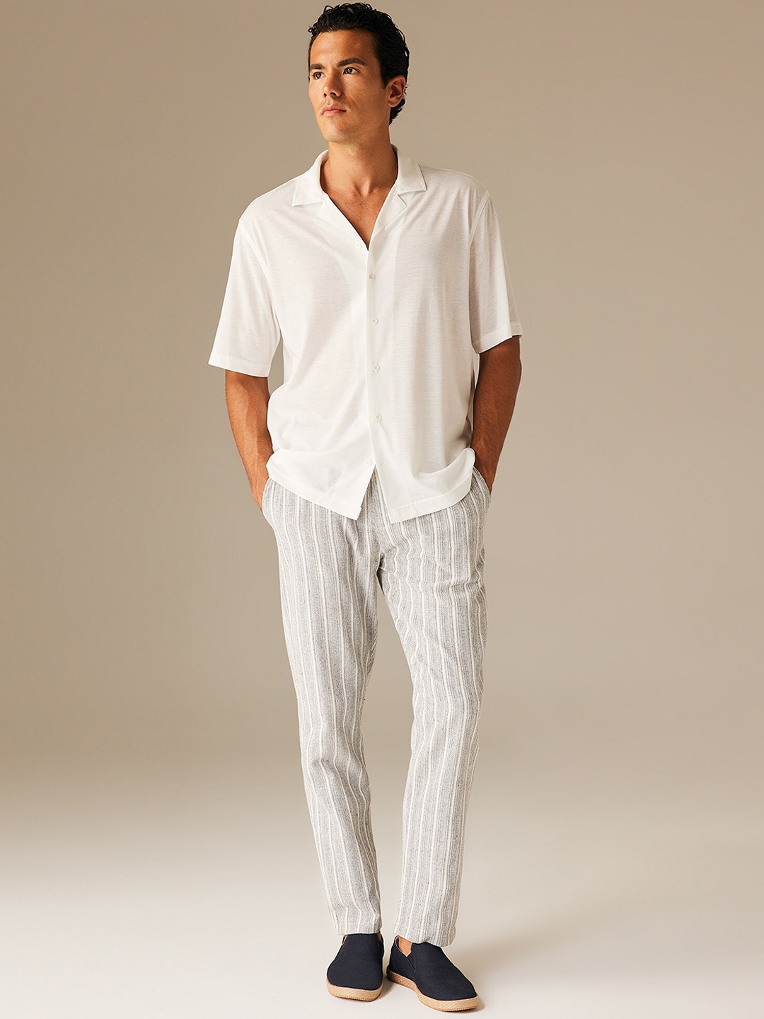 

DeFacto Men Striped Mid Rise Plain Trousers, Grey