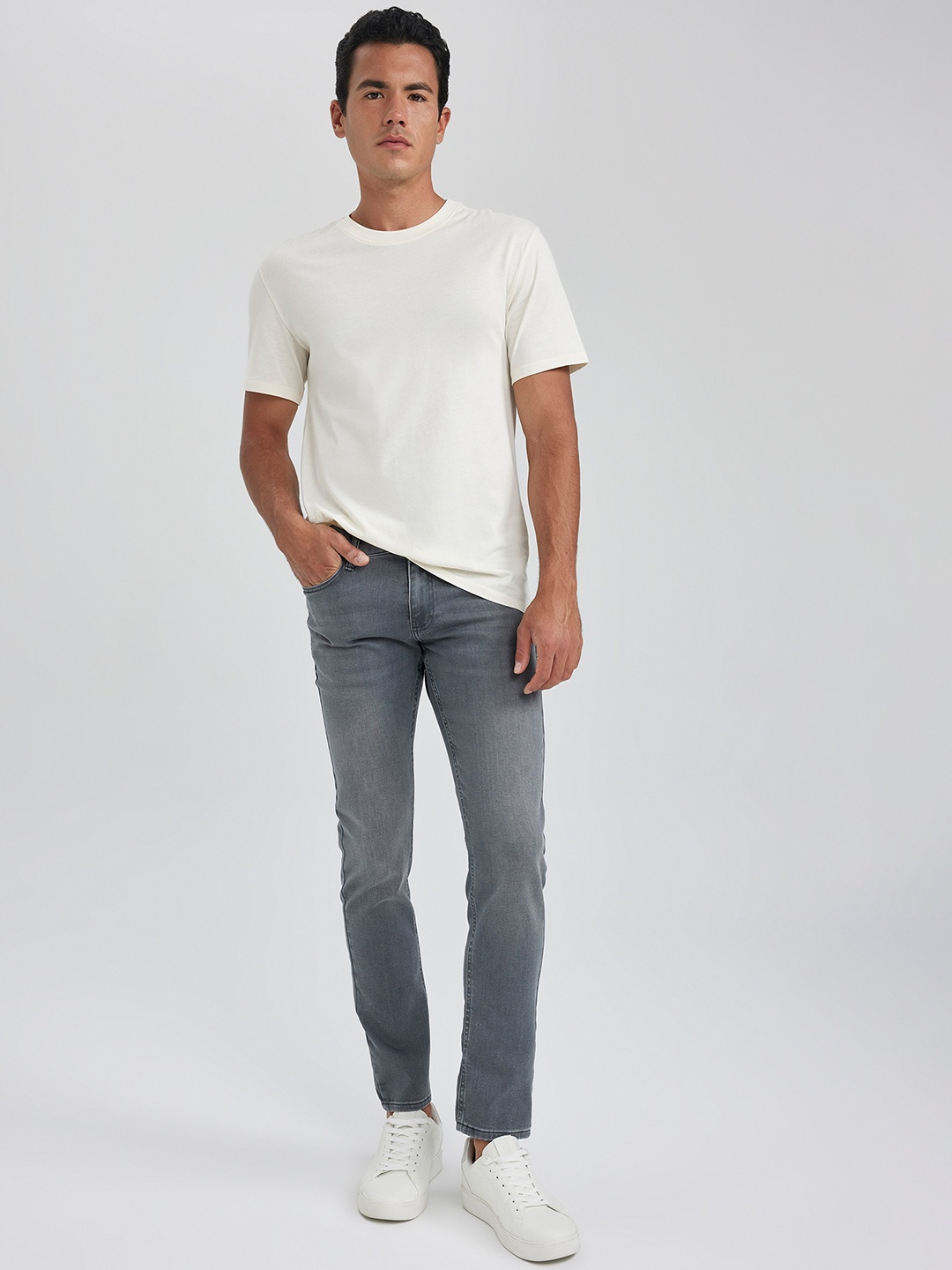 

DeFacto Mid Rise Clean Look Heavy Fade Stretchable Jeans, Grey