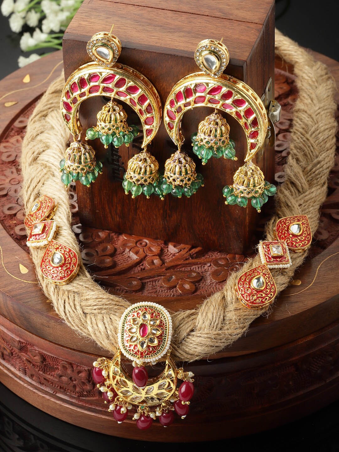 

DUGRISTYLE Gold-Plated Kundan-Studded & Pearls Jewellery Set