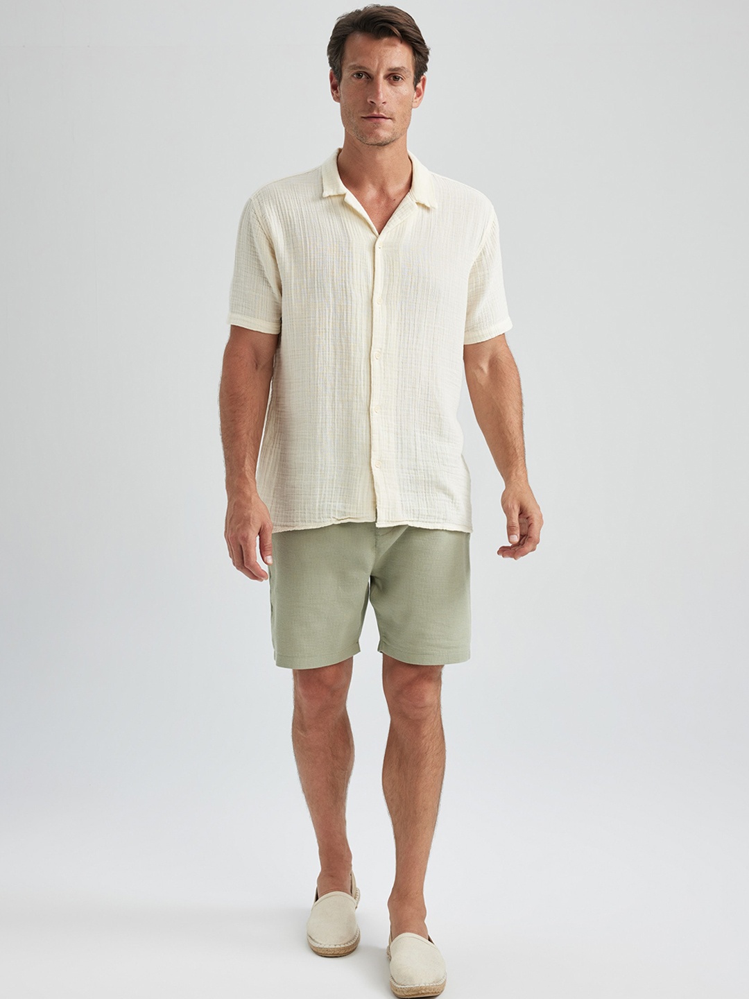 

DeFacto Men Mid-Rise Cotton Shorts, Na