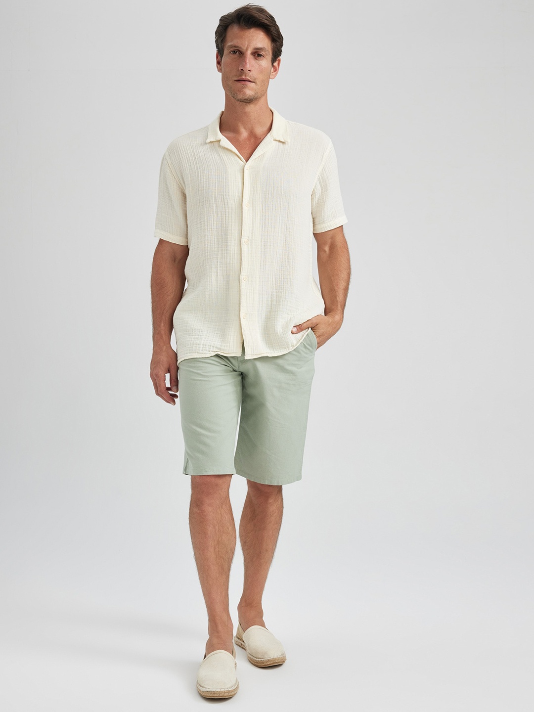 

DeFacto Men Mid-Rise Cotton Linen Shorts, Na