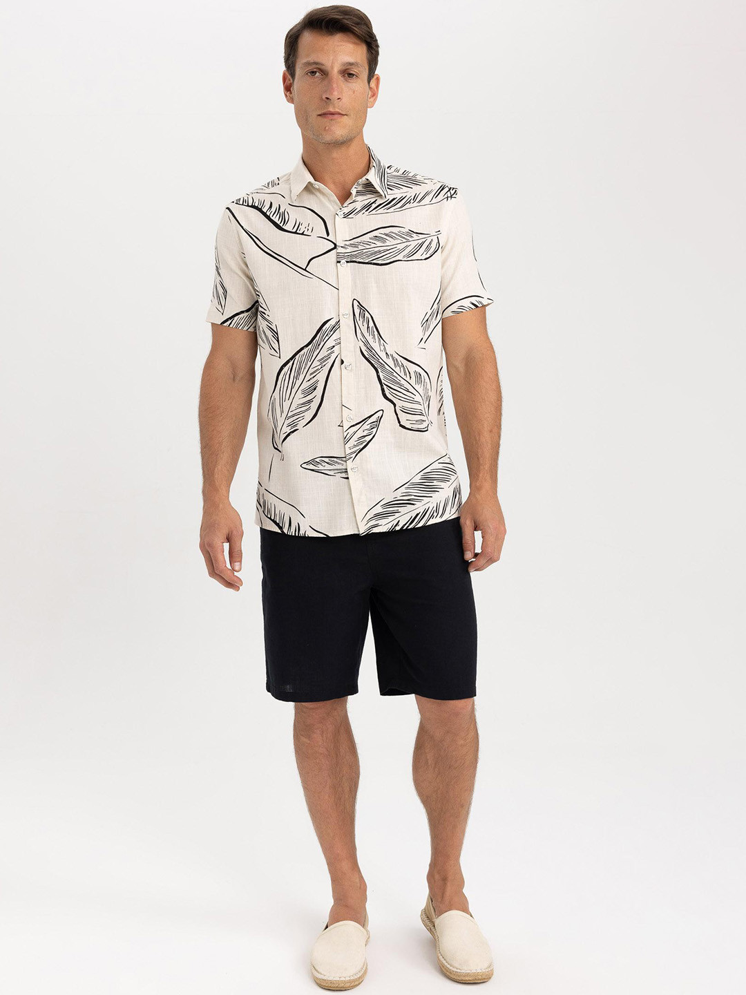 

DeFacto Men Mid-Rise Cotton Shorts, Black