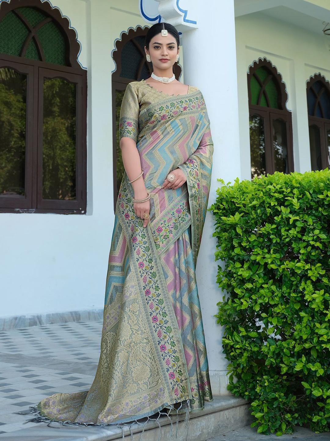 

Dori Ethnic Motif Zari Organza Saree With Blouse Piece, Grey