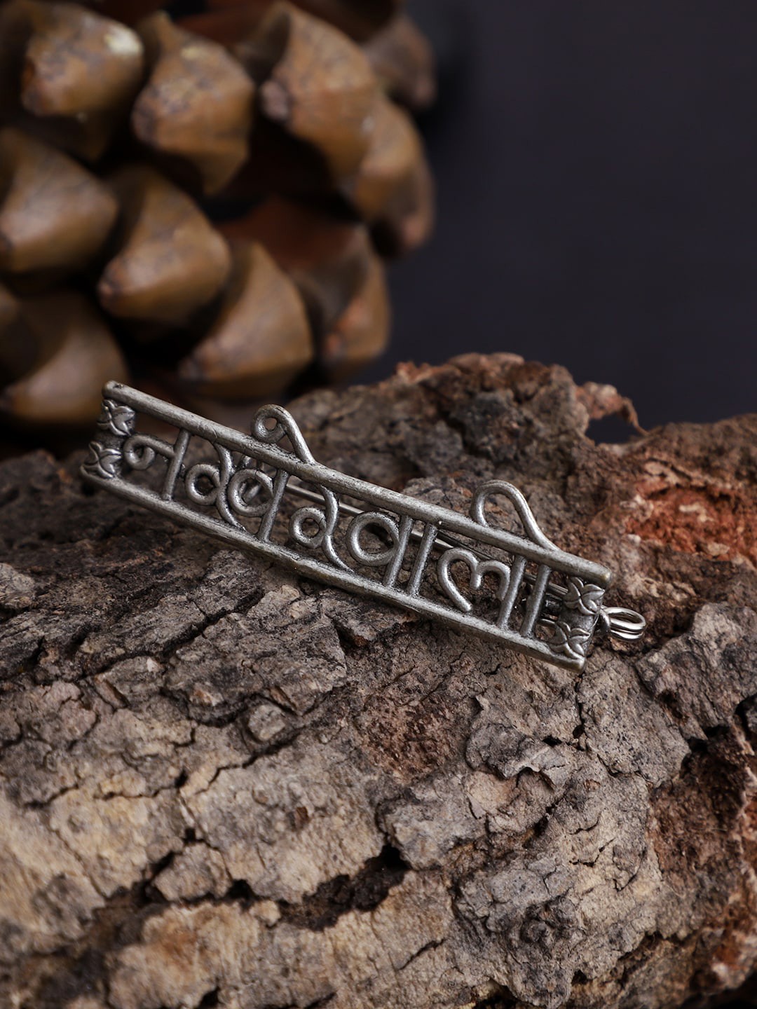 

VENI Women Nakhrewali Charm Lapel Pin Brooch, Silver